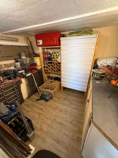 Bezugsfertiges Einfamilienhaus mit großem Blk, Garage, 2 Bädern und sonnigem Grundstück – Abstellraum
