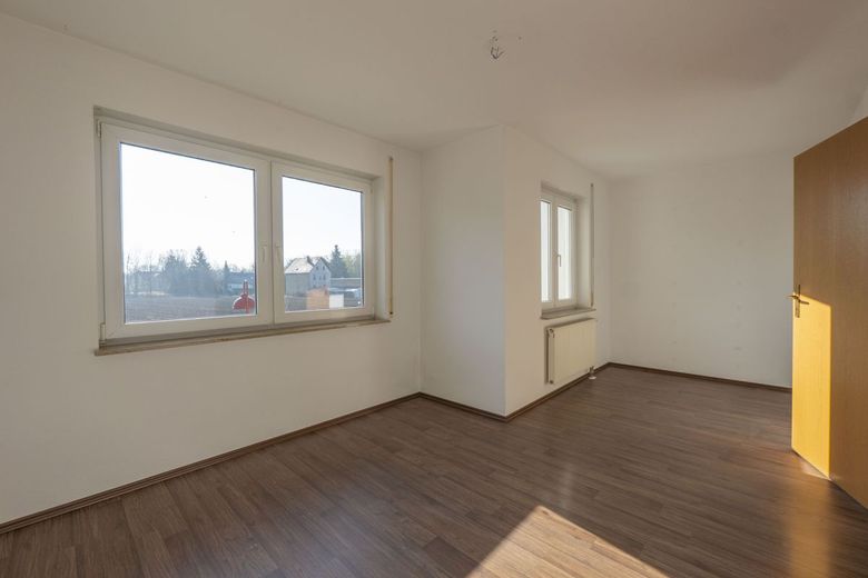 Vollunterkellertes Reihenhaus in ruhiger Stadtrandlage mit Garten und separater Garage – Schlafen 1 1.OG