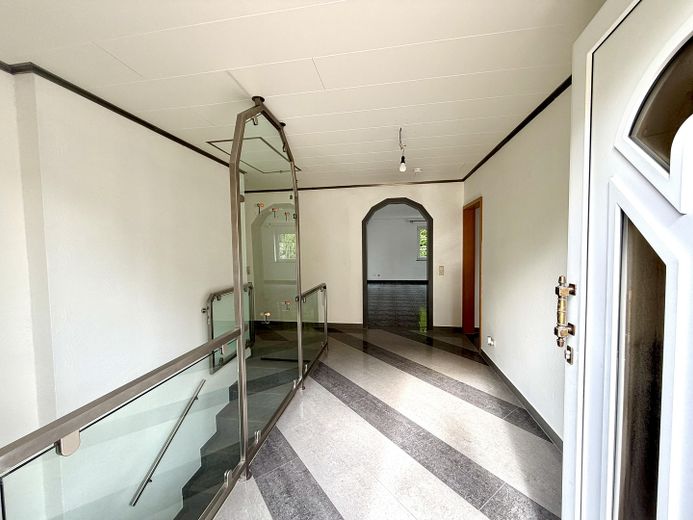 225 qm Familienglück auf 2 Ebenen + Toller Garten, Sauna & Kamin – Flur