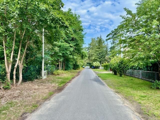 Schön geschnittenes Baugrundstück in idyllischer Lage – Ruhige Wohnstrasse