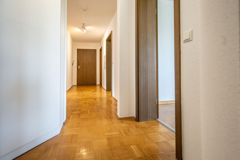Lichtdurchfluteter Wohnkomfort in Uni-Bestlage – 90 m² mit 3 Balkonen & TG-Stellplatz – Flur