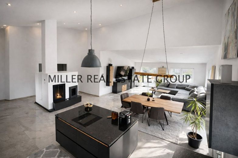 Exklusive Luxusvilla in 85095 Denkendorf - Einliegerwohnung, XXL-Garage, Südgarten &amp; unverbaubarer Weitblick! – offener Wohnbereich