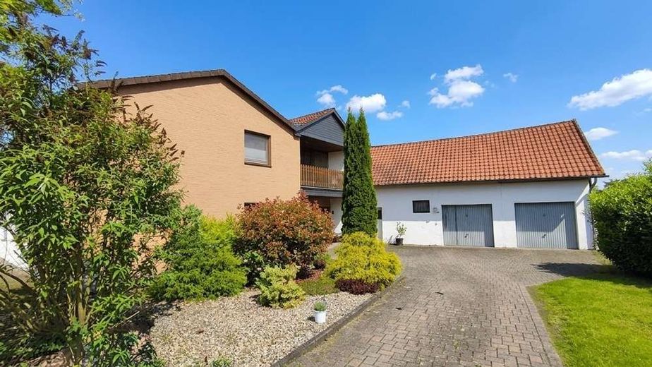 Edemissen - Wehnsen - großzügiges Zweifamilienhaus mit Nebengebäude und Garagen – Aussenansicht mit Hof