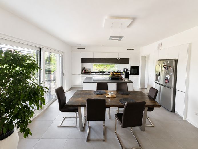 Esclusiva casa unifamiliare KFW 40+ con appartamento indipendente e ampio giardino – Kochen und Essen