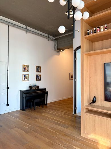 Viel Platz für den Alltag in dieser modernisierten 4-Zimmer-Loftwohnung in Lichtenberg – Wohnzimmer / Flur