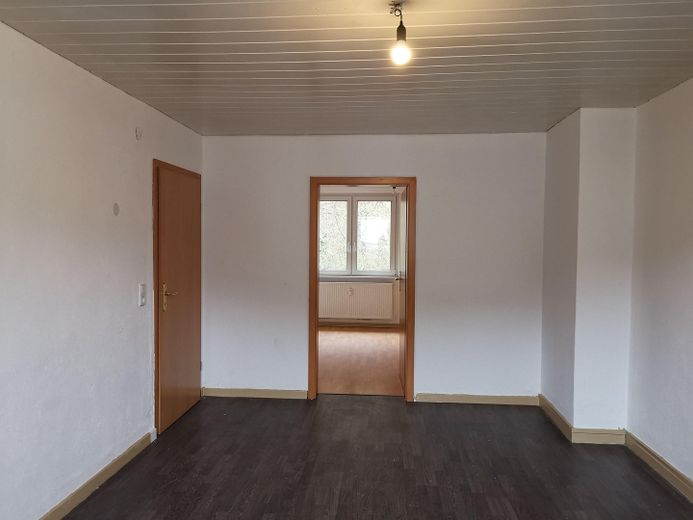 Edificio residencial con 4 unidades de vivienda, amplia parcela ajardinada y de patio, así como edificio comercial independiente – ein typisches Zimmer