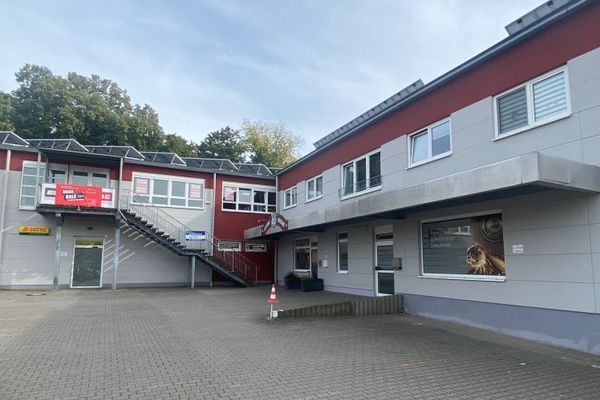 Unità commerciale per uso personalizzato / INFRASTRUTTURA DI PRIM’ORDINE !!!