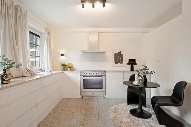 Provisionsfrei & sofort bezugsfertig: 4-Zi-Wohlfühloase mit 86 m² Sonnenterrasse – Küche