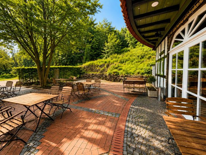Etabliertes Hotel- &amp; Gastro-Anwesen am Wiehengebirge umfassend modernisiert – Außenbereich Biergarten
