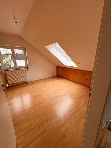 Wohnen wie im Haus: 4-Zimmer-Maisonette mit Talblick, Balkon und Carport – Kinderzimmer