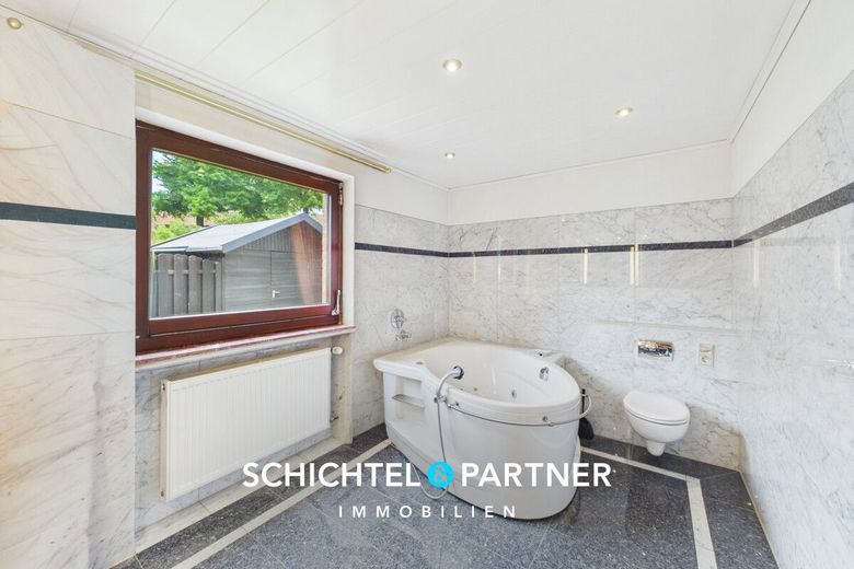 Achim-Zentrum| Freistehendes Ein-  Zweifamilienhaus mit Garten – S&amp;P | Badezimmer