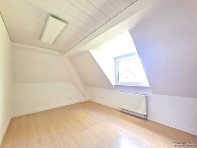 Affascinante appartamento mansardato di 3 locali con cucina componibile – Foto 1