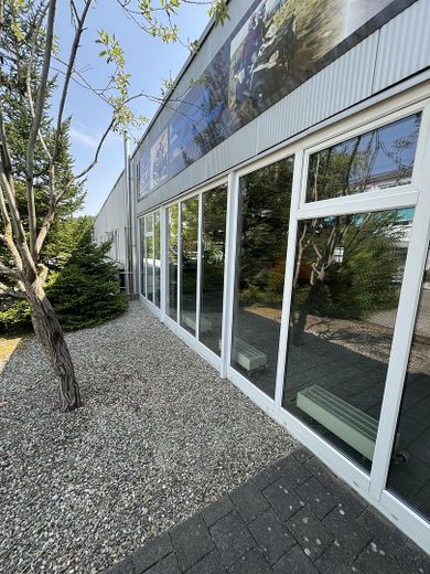 Werkstatt Ausstellung Lager mit exklusivem Betriebsleiter Wohnhaus – Seitenansicht