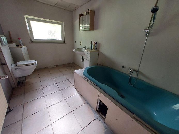Einfamilienhaus/Zweifamilienhaus Sanierungsbedürftig oder Abriss – Bad