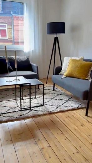 Moderne 2-Zimmerwohnung in zentraler Lage von Kiel Exerzierplatz - umfassend renoviert – Wohnzimmer