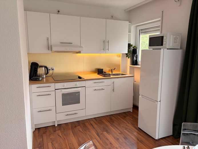 All Inclusive: voll möblierte 2-Zimmer Wohnung mit Balkon in der Innenstadt – Küche
