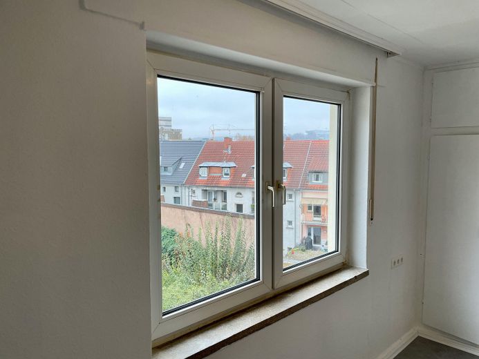 Renovierte 2,5-Raum-Penthouse-Wohnung mit Balkon in Kaiserslautern – Blick Fenster Wohnküche
