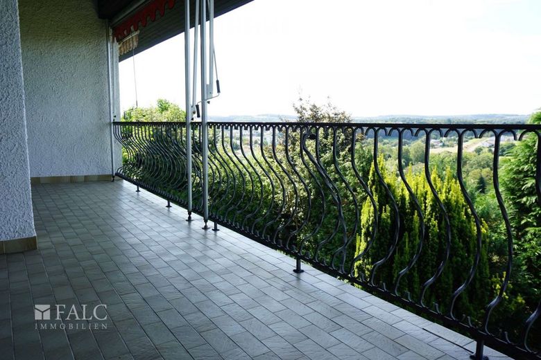 Freistehende Villa auf großem Grundstück in Buchen – Balkon