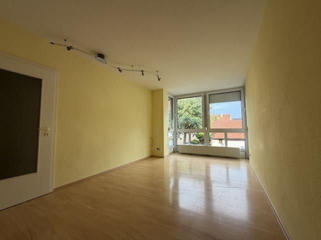 Modernes Familien-Reihenhaus in ruhiger Lage von Regensburg-Burgweinting – 4c_Wohnzimmer mit Erker