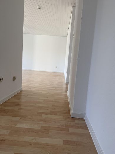Piso de 3 habitaciones recién renovado con cocina y baño – Foto 8