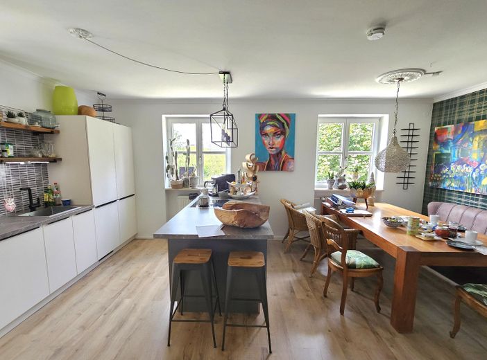 Attraktive 5-Zimmer-Maisonettewohnung in Alleinlage mit eigenem Garten&Pool – Küchenansicht 2