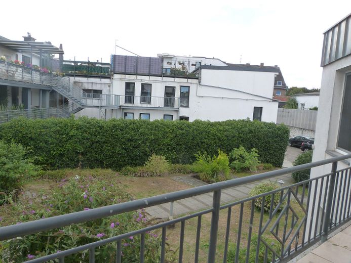 3-Zimmer Wohnung in Neuss befristet für 24 Monate zu vermieten – Blick vom großen Balkon