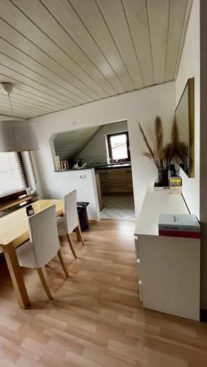 Lichtdurchflutete 3,5-Zimmer-Dachgeschosswohnung mit Balkon, Wärmepumpe und PV-Anlage – Esszimmer