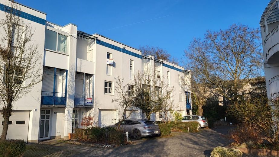 Neuer Preis ! RMH mit Garage, 2 Balkonen, Garten und Terrasse – Vorderansicht
