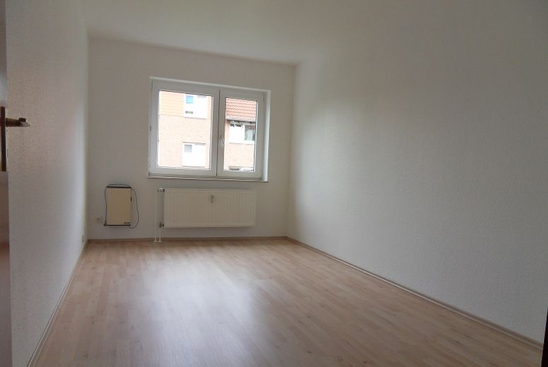 Helle 3,5-Zimmerwohnung mit komplett saniertem Badewannebad mit Fenster und sonnigem SÜD-WEST-Balkon – Kinderzimmer