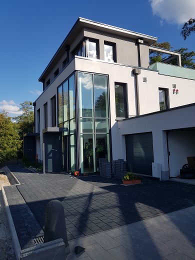 Luxus-Penthouse-Wohnung in traumhafter Lage mit Privatseenutzung – Frontansicht