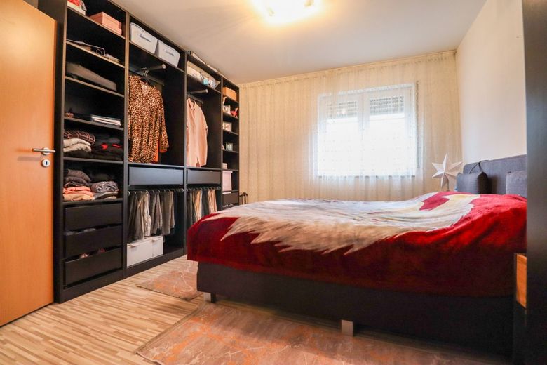 Top gepflegtes Objekt wartet auf neue Besitzer – Elternschlafzimmer mit Ankleideraum