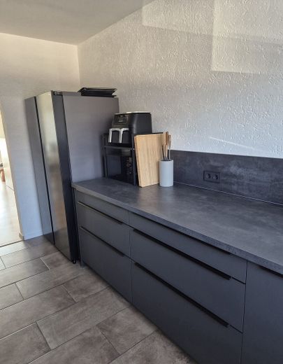 Großzügige 4-Zimmer-Wohnung mit 2 Bädern, Balkon & Garage, und einem unglaublichem Ausblick – Küche