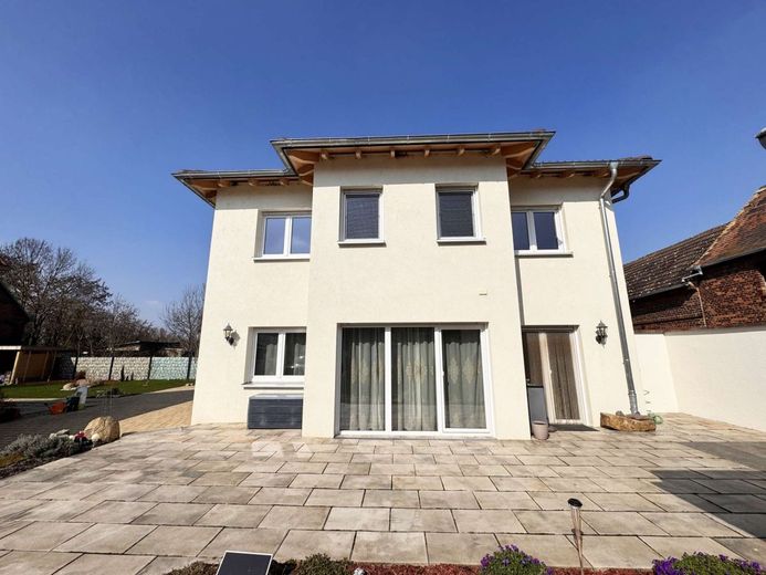 Energieeffizienzhaus A+ mit großem Grundstück, Privatsphäre und viel Natur - provisionsfrei! – Hausansicht mit Terrasse