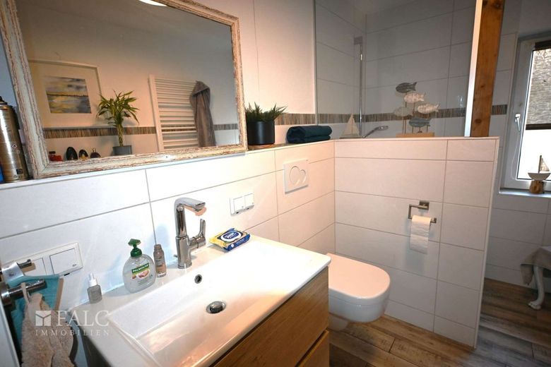 Ihr Zweifamilienhaus für alle Fälle ! – EG-modernes Badezimmer