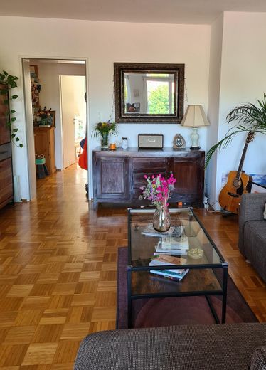 Schöne 3-Zimmer Wohnung in Top-Lage mit Balkon und PKW-Stellplatz, Eigennutzung o. Kapitalanlage! – Wohnzimmer