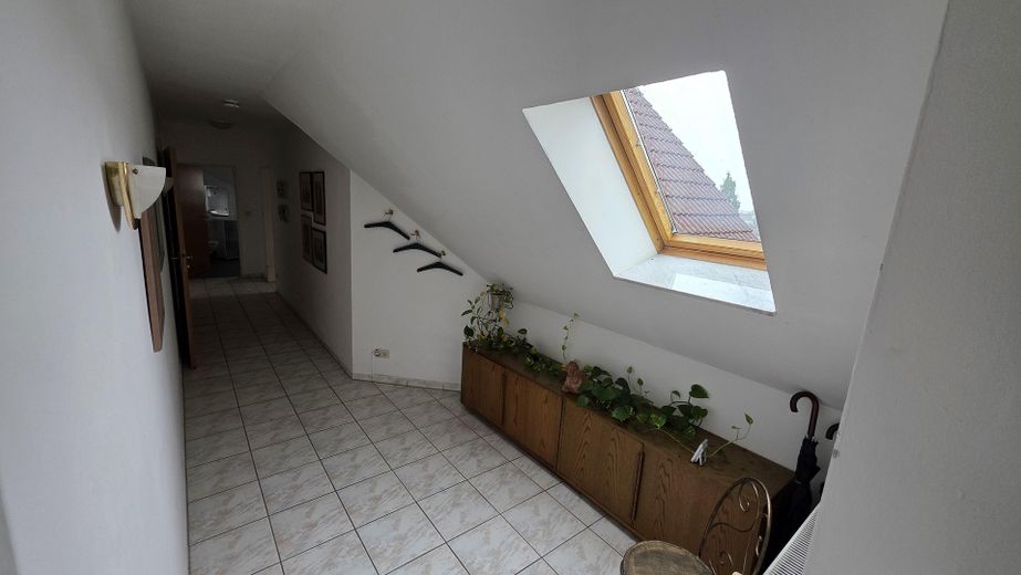 Luminoso apartamento de 3 habitaciones en el ático, 90 m², balcón, ascensor y cocina equipada – Spelle-Mitte, disponible a partir de octubre – Diele mit Dachfenster