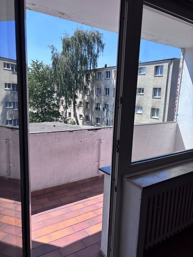 Acquisto per uso proprio, figli studenti o investimento a reddito, libera e disponibile a Colonia Höhenberg – Balkon/Loggia