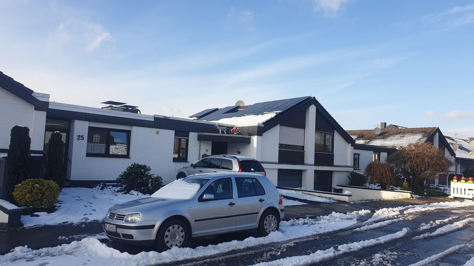 Modernisiertes Maisonette-Reihenhaus mit PV-Anlage, Marmorbad & Sommergarten – Frontansicht