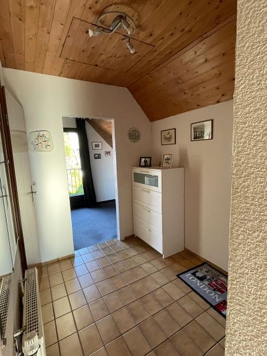 Dużo miejsca dla rodziny – w pełni podpiwniczony dom szeregowy o powierzchni mieszkalnej 146 m² – Flur Dachgeschoss