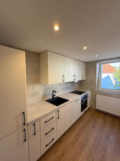 5-Room Maisonette Apartment Across Three Living Levels – Fully Renovated, with Fitted Kitchen & 2 Bathrooms – Einbauküche 1. Etage