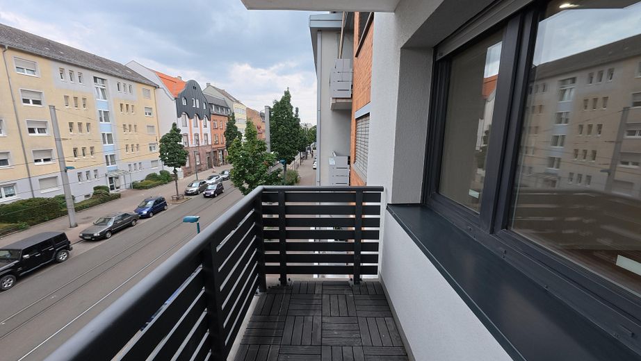 ++TOP komplett neu renovierte 2 ZKB++neue Einbauküche++Balkon++Parkett – Foto 2