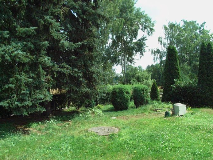 Natur. Ruhe. Bungalow auf Eckgrundstück mit unverbaubarem Ausblick – provisionsfrei! – 16_Garten_hinten_Klärgrube