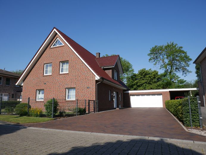 Hochwertig, Modern, in einmaliger grüner Lage – Blick aus Nordost