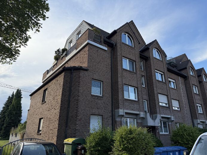 +++RESERVIERT+++ Maisonette-Wohnung mit großem Sonnenbalkon inkl. Tiefgarage in Oberhausen-Alsfeld – Außenansicht 1