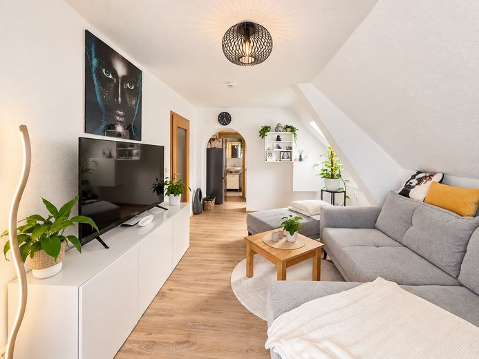 schöne 2 Zimmer DG-Wohnung, frei ab 01.12. – Wohnzimmer Blick 2