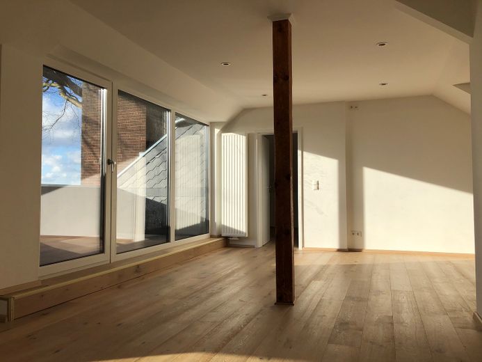 Exklusive Dachgeschosswohnung mit 2 Zimmern sowie Loggia in bevorzugter Lage von Plön – Wohnzimmer