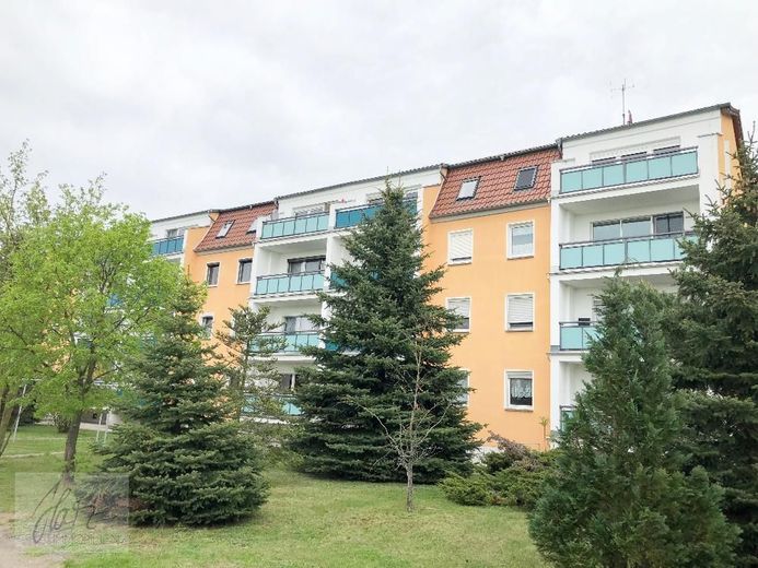 ***AB SOFORT ZU VERKAUFEN*** 1-Raumwohnung mit großzügigem Balkon, Einbauküche und Tageslichtbad mit Dusche – Außenansicht Immobilie hinten