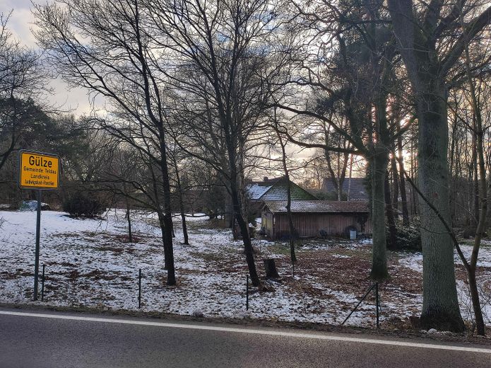 von der Straße /Rückseitig