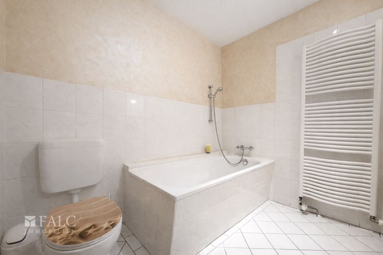 Dassow: Große Doppelhaushälfte mit Werkstatt, Scheune, 3 Garagen und 2.589 m² Grundstück – Badezimmer