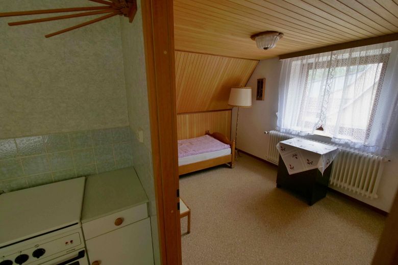 Gepflegtes Einfamilienhaus mit Nebengebäuden & großem Grundstück – Zimmer II OG